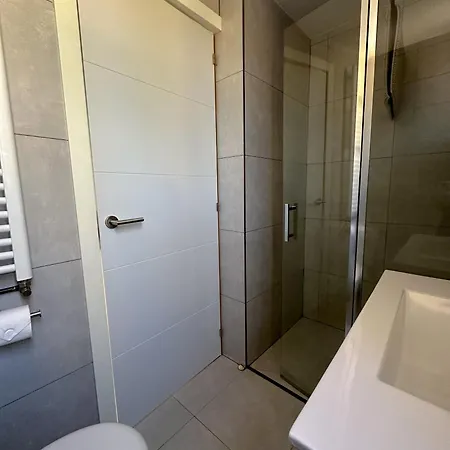 Moderna Con Piscina En