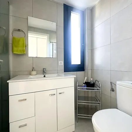 Moderna Con Piscina En *