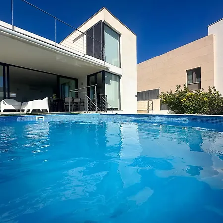 Moderna Con Piscina En *