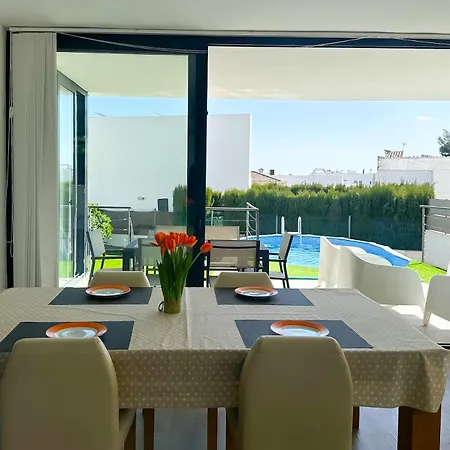 Moderna Con Piscina En *